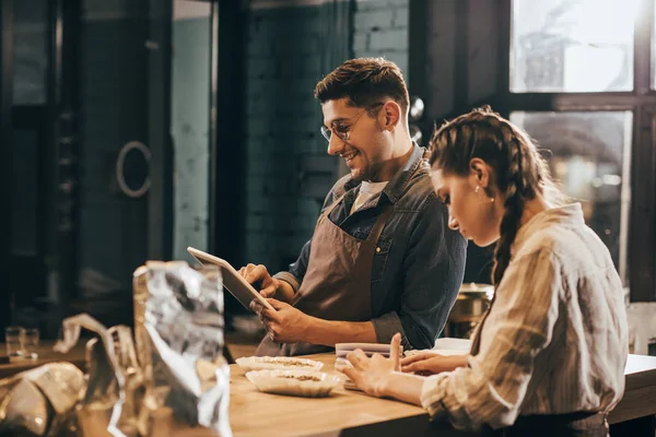 Smiling Man Using Tablet Young Colleague Coffee Shop — Stock Photo, Image