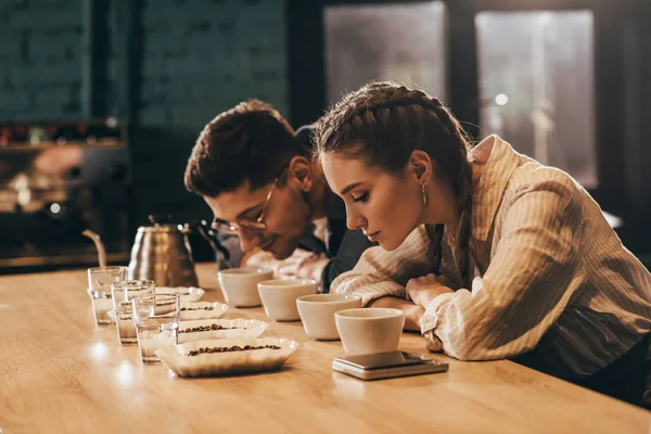 Боковой Вид Работников Кофейни Проверяющих Качество Кофе Время Работы Кофейни — стоковое фото