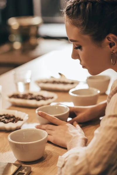 Sidovy Ung Kvinna Testning Kaffebönor Kafé — Stockfoto