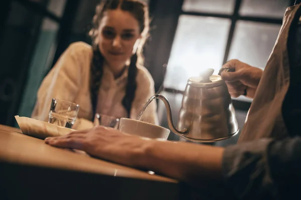 Enfoque Selectivo Del Hombre Verter Agua Caliente Tazón Con Café — Foto de stock gratuita