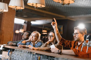 Arama barmen bar genç arkadaşlar
