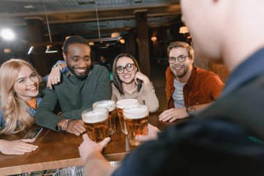 Barmen veren bira arkadaş multiculture şirket için Resim kırpılmış