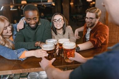 Barmen veren bira arkadaş multiculture şirket için Resim kırpılmış