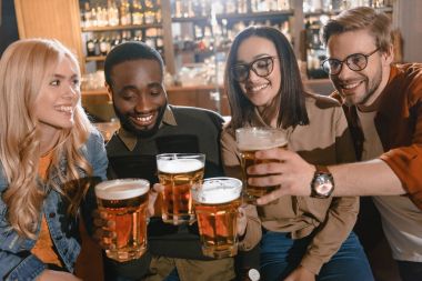 neşeli multiculture arkadaşlar bira içme birlikte, bar 