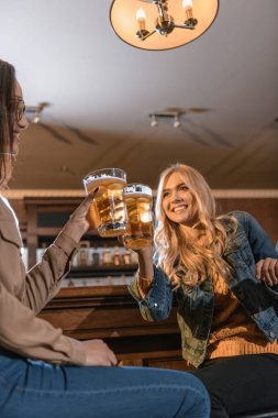 iki genç kadın, bira içmek bar
