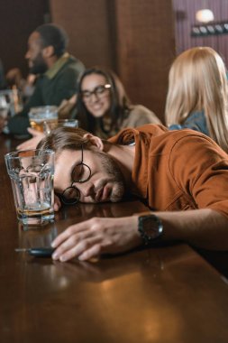 çok sarhoş beyaz adam otomobil tuşları ile bar arkadaş grubu