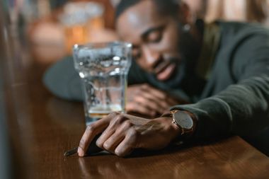 çok sarhoş Afrikalı-Amerikalı adam otomobil tuşları ile bar