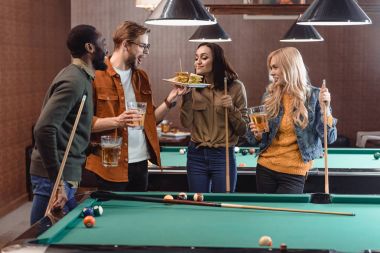 Bilardo masasına yanında içme ve yemek yeme çok ırklı arkadaş şirket bar 