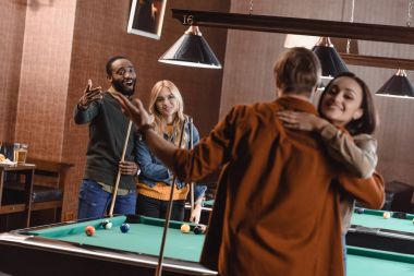 Arkadan görünüş genç arkadaşlar Bilardo masasına yanında sarılma bar