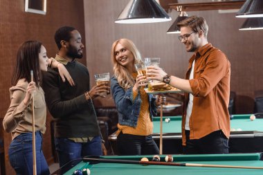 Bilardo masasına yanında içme ve yemek yeme çok ırklı arkadaş şirket bar 