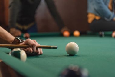 havuzda oynayan arkadaşlar Resim kırpılmış bar