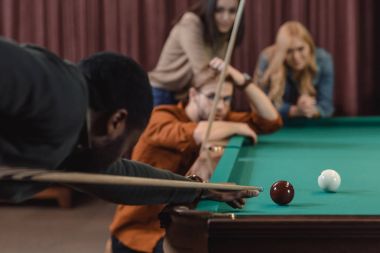 havuzda oynayan genç Afro-Amerikan adam bar arkadaş grubu