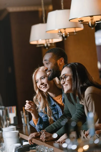 Giovane Attraente Compagnia Multiculturale Amici Bar — Foto Stock