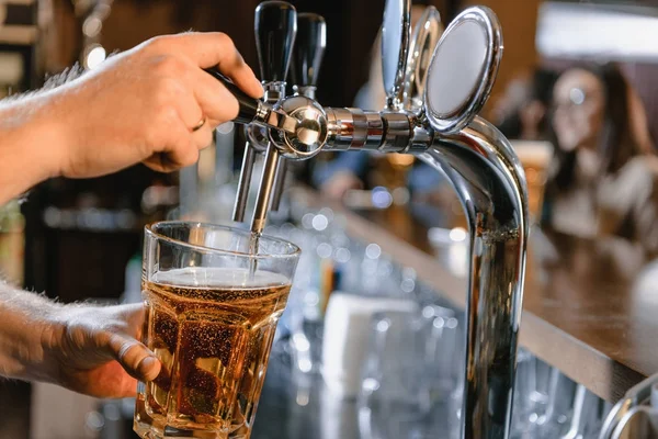 Imagen Recortada Barman Vertiendo Cerveza Vidrio Bar — Foto de Stock