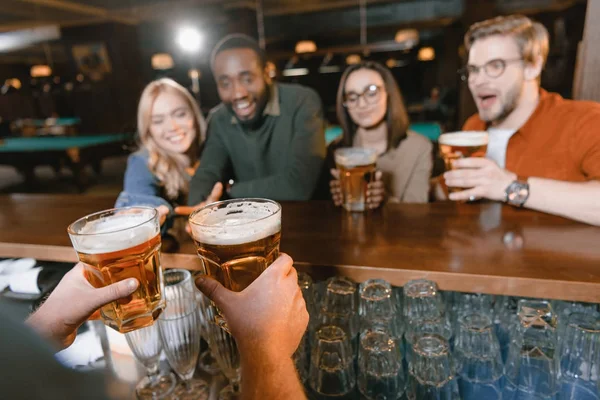 Imagen Recortada Barman Dando Cerveza Compañía Multicultural Amigos — Foto de Stock