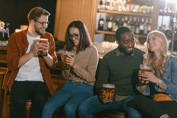 Alegres Amigos Multiculturales Bebiendo Cerveza Juntos Bar —  Fotos de Stock