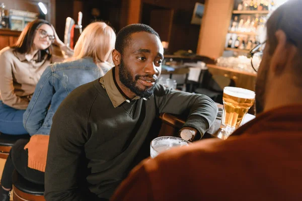 Multikulti Leute Trinken Bier Der Bar — Stockfoto