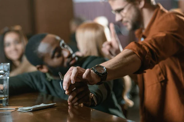 Caucásico Hombre Tomando Llaves Automóvil Borracho Afroamericano Amigo Bar — Foto de Stock