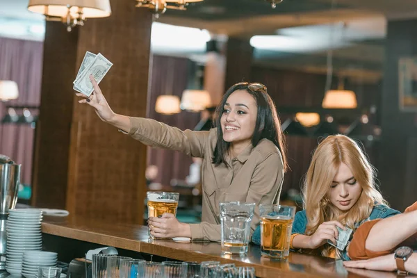 Hermosa Chica Con Dinero Pagando Por Bebida Bar — Foto de Stock