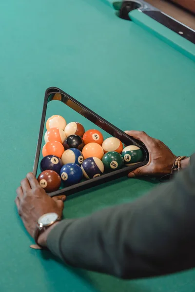 Imagen Recortada Manos Masculinas Formando Conjunto Bolas Billar Por Triángulo —  Fotos de Stock