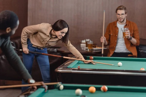年轻成功的多元朋友在酒吧玩台球 — 图库照片