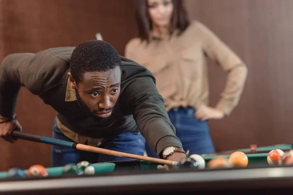 Africano Americano Hombre Jugando Piscina Bar — Foto de Stock