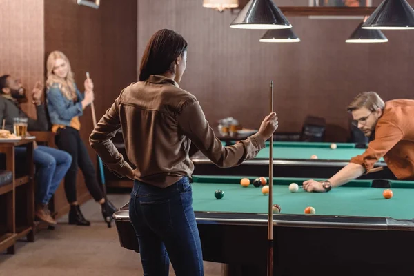 Jovens Amigos Multiétnicos Bem Sucedidos Jogando Piscina Bar — Fotografia de Stock