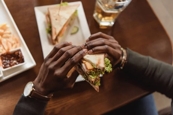 Bijgesneden Afbeelding Van Afro Amerikaanse Man Houden Van Sandwich — Stockfoto