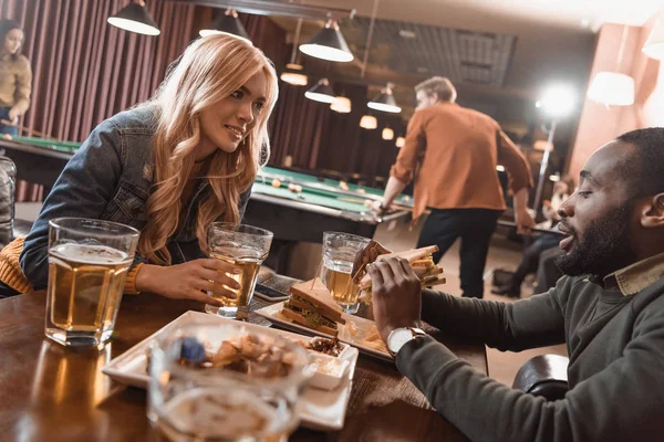 Hombre Mujer Multiétnicos Comiendo Bebiendo Lado Mesa Billar Bar — Foto de Stock