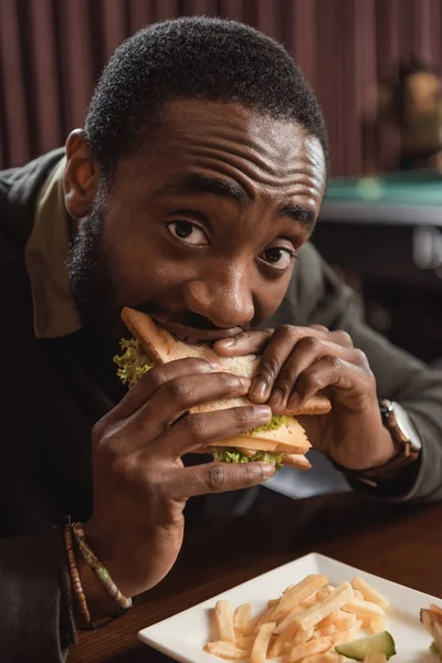 Hombre Amerciano Africano Comiendo Sándwich Bar — Foto de Stock