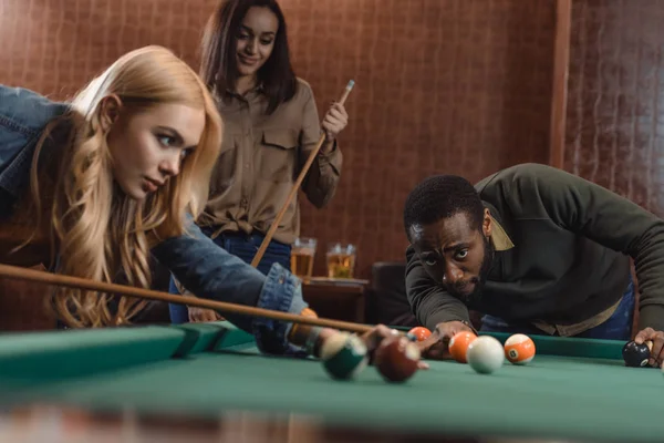 Jóvenes Amigos Multiétnicos Éxito Jugando Piscina Bar — Foto de Stock