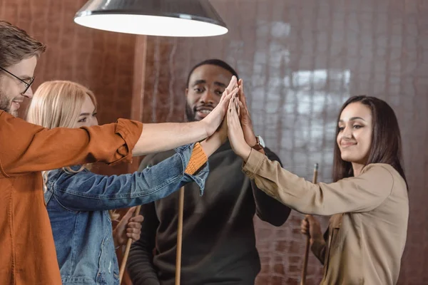 Compañía Amigos Sosteniendo Señales Dando Chocar Los Cinco Unos Otros — Foto de stock gratuita