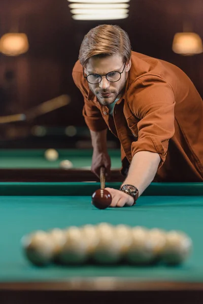 Homem Bonito Jogando Piscina Bar — Fotografia de Stock