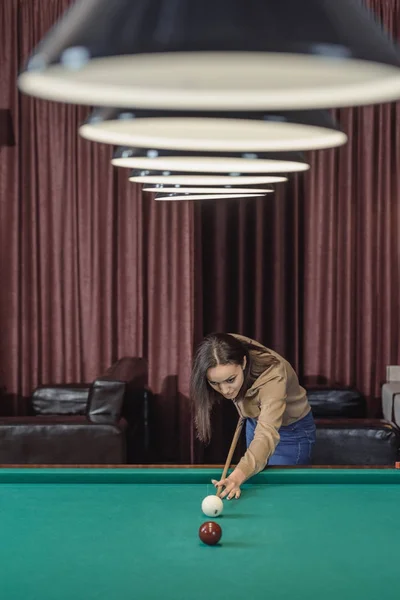 Pretty Young Girl Playing Pool Bar — Free Stock Photo