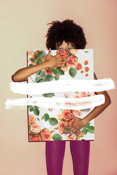 стильная девушка с розовой бумагой
