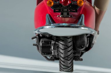 Kırmızı scooter üzerinde oturan kişinin seçici odak