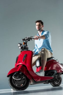 moda giyim kırmızı scooter üzerinde oturan düşünceli genç adam