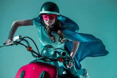 süper kahraman kostümü ve koruyucu kask kırmızı scooter sürme kadın portresi