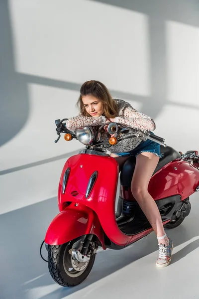 Stijlvolle Vrouw Korte Broek Zoek Weg Zittend Rode Scooter — Gratis stockfoto