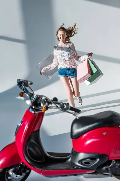 Glückliche Junge Frau Mit Einkaufstüten Läuft Zum Roller — Stockfoto
