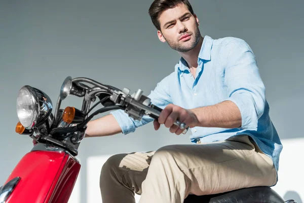 Ritratto Uomo Alla Moda Pensoso Camicia Cavalcando Scooter Rosso — Foto Stock