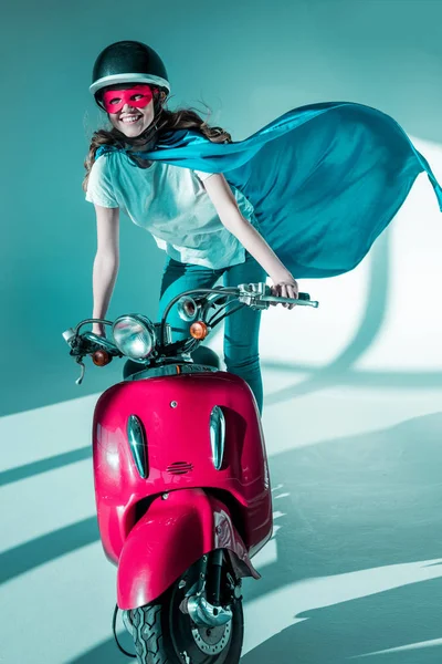 Mujer Sonriente Traje Superhéroe Casco Protector Scooter Rojo — Foto de Stock