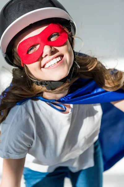 Porträt Einer Fröhlichen Frau Mit Helm Superheldenmaske Und Umhang Die — Stockfoto