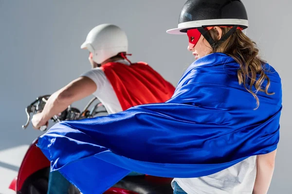 Selektiver Fokus Des Paares Helmen Und Superhelden Capes Auf Roller — Stockfoto