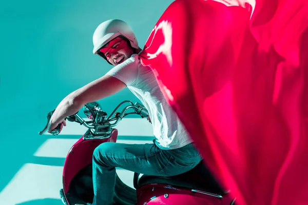 Visão Lateral Homem Capacete Protetor Traje Super Herói Scooter Vermelho — Fotos gratuitas