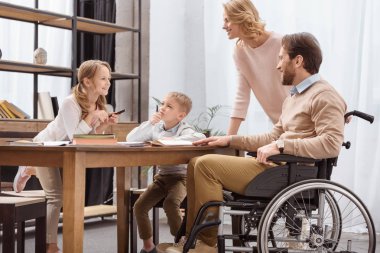 tekerlekli sandalye ve öğretim çocuklar evde anne gülümseyen baba