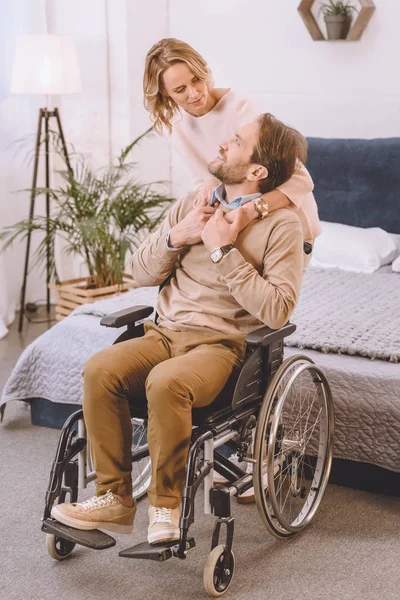 Esposa Abraçando Marido Cadeira Rodas Volta Quarto — Fotografia de Stock