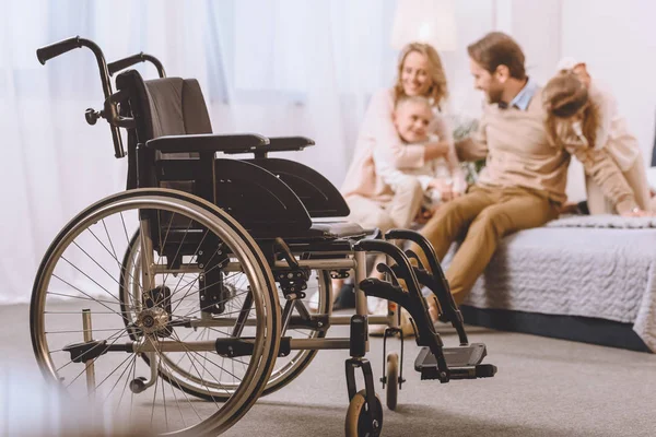 Padre Felice Con Disabilità Madre Seduta Con Bambini Sul Letto — Foto Stock