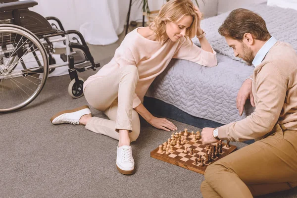 Mann Mit Behinderung Und Frau Spielen Schach Schlafzimmer Auf Dem — Stockfoto