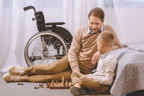 Padre Con Disabilità Figlio Che Gioca Scacchi Pavimento — Foto Stock